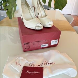 Roger Vivier Ivory Satin Open-Toe Stiletto Pumps – Size 37 – New in Box
